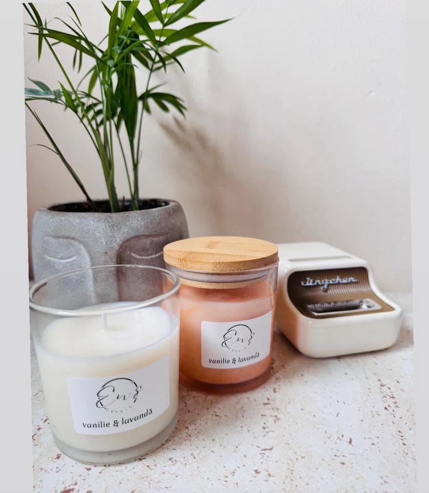 Lumânare în borcan de sticlă cu eticheta En’s Candle, aromă vanilie și lavandă, lângă un borcan piersică cu capac de lemn