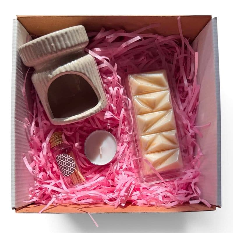 Set de aromaterapie în cutie cu hârtie roz: suport ceramic, tabletă de wax melts, lumânare pastilă și chibrituri în sticluță